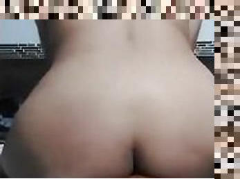 mira que rico muevo mis nalgas mientras me masturbo... que delicia