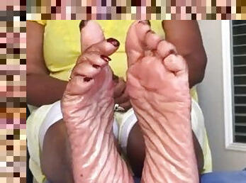 Ebony MILF with big wrinkled soles JOI