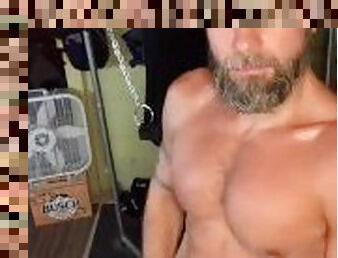 Buff bearded daddy shows off physique