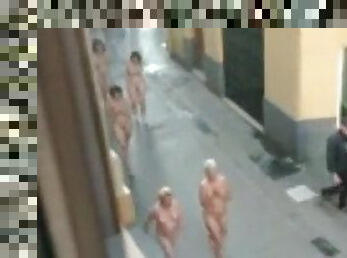 Hundreds-of-women-walking-nude