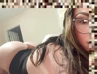 Girl with glasses shakes her ass