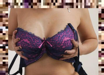 Latina MILF reveals her premium tits and ass while masturbating on cam